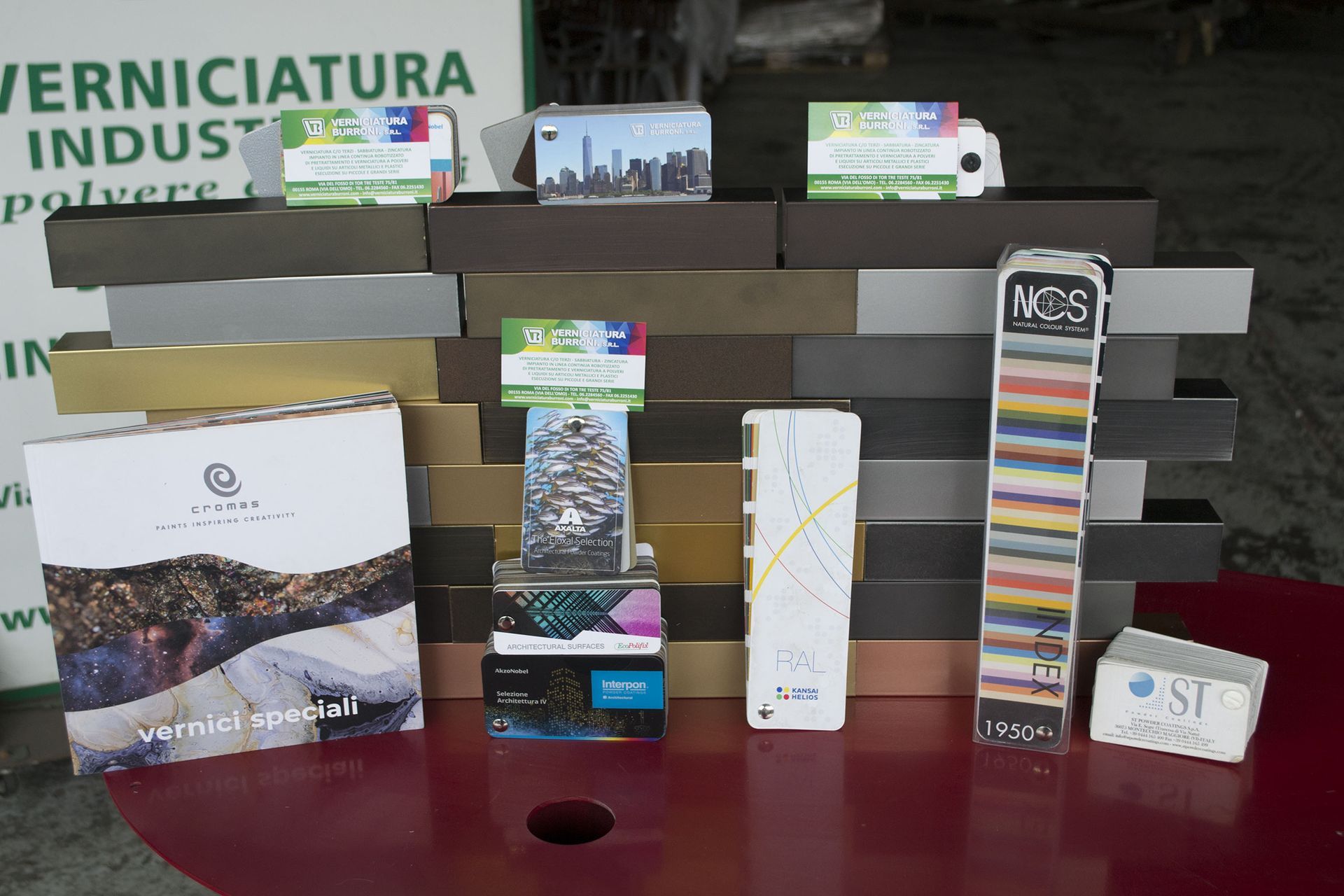 Sedie viola e sedie marroni sono appese in una stanza