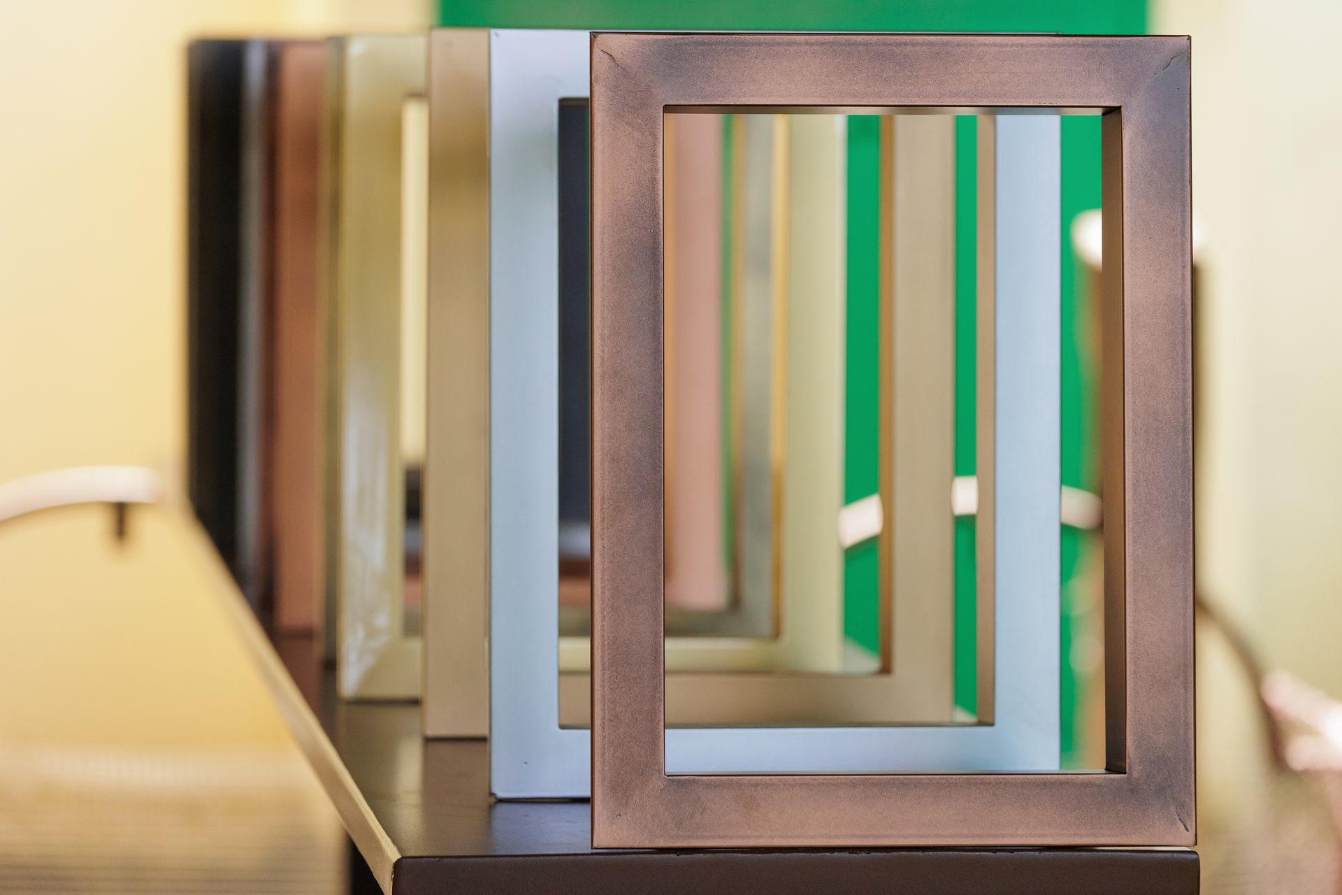 Una fila di cornici sono impilate l'una sull'altra su un tavolo.