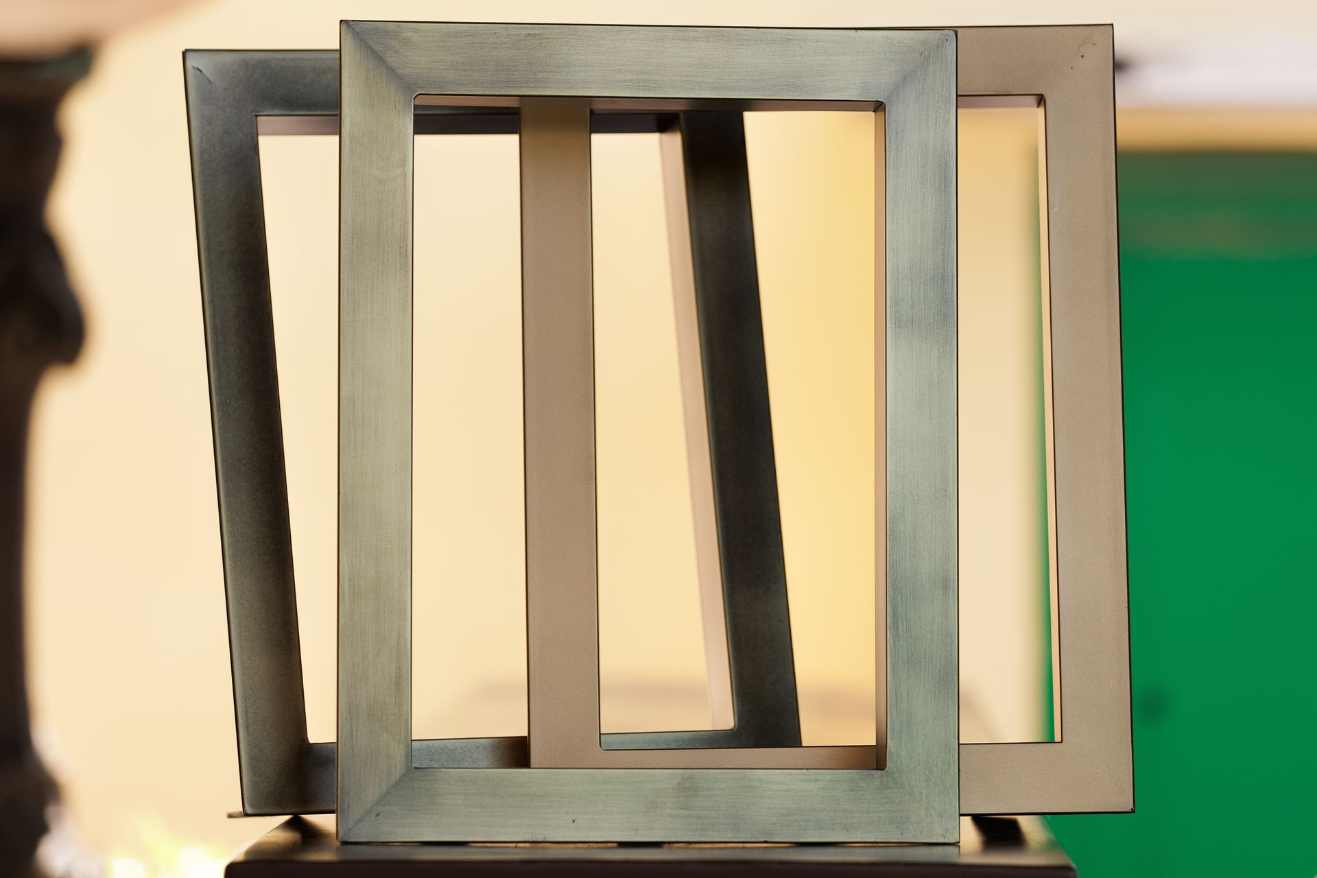 Tre cornici sono impilate una sopra l'altra