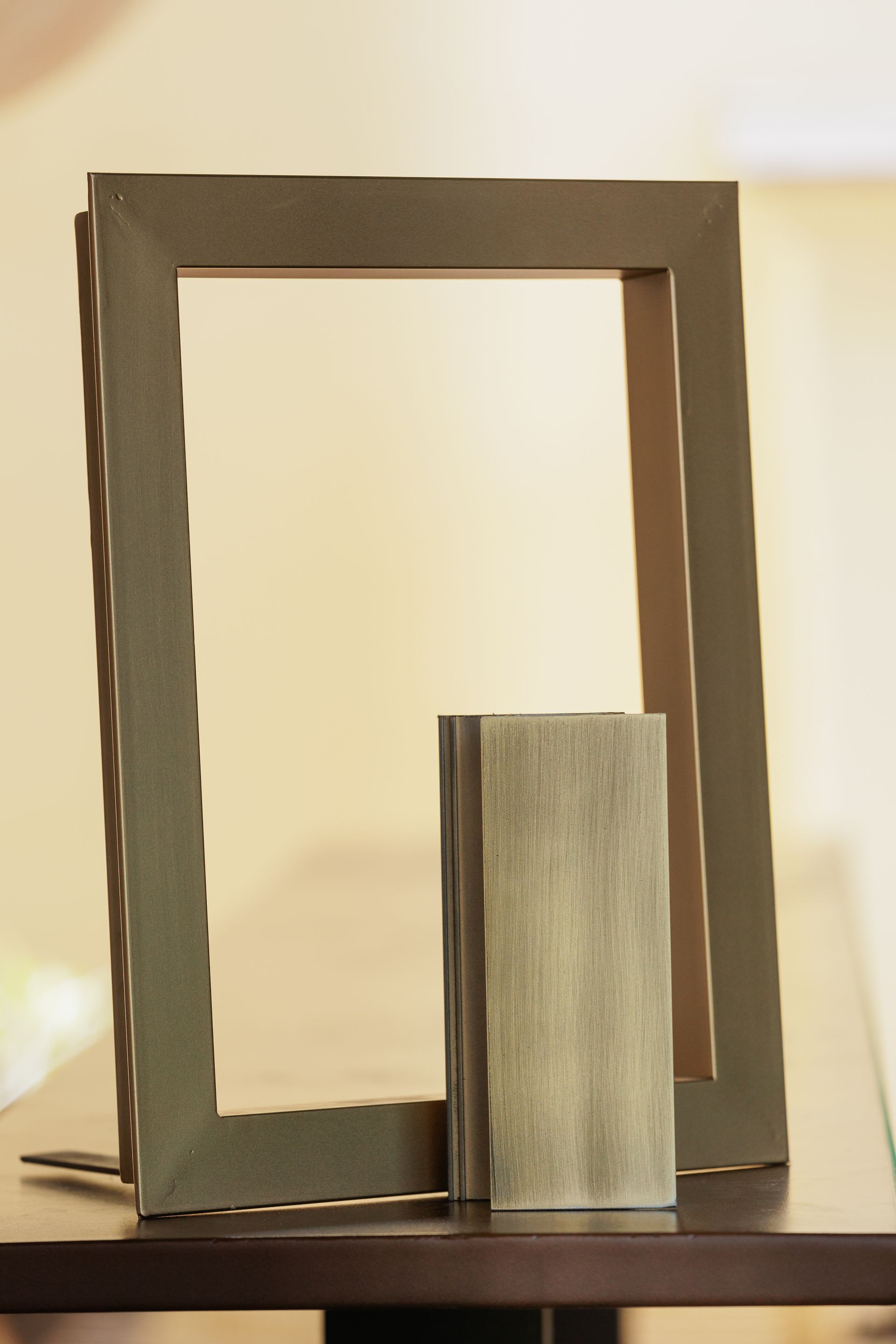 Una cornice e un libro sono su un tavolo