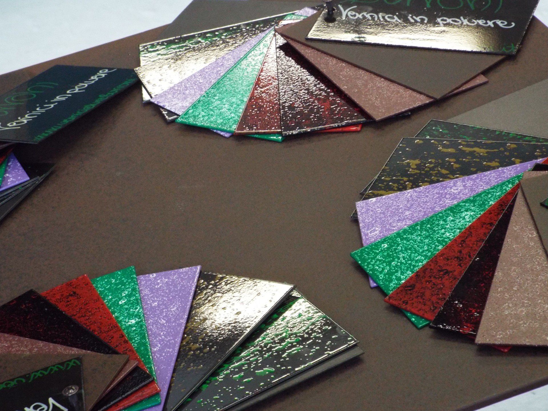 Un mucchio di fogli di carta di diversi colori su un tavolo