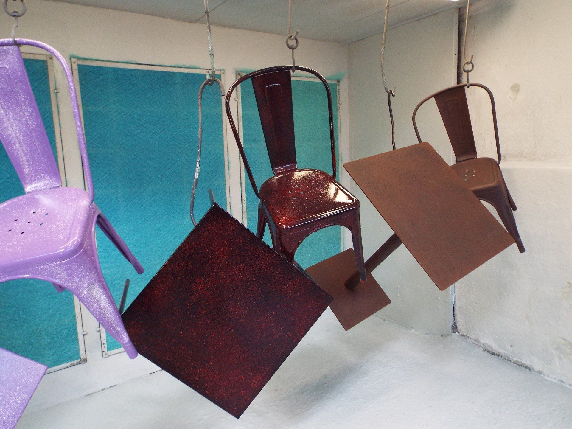 Sedie viola e sedie marroni sono appese in una stanza