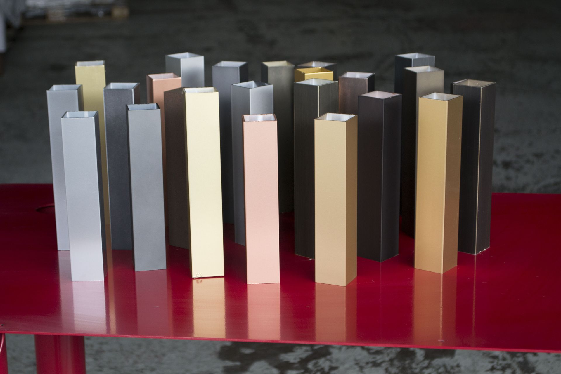 Un pezzo di metallo è appoggiato su un pallet di legno.