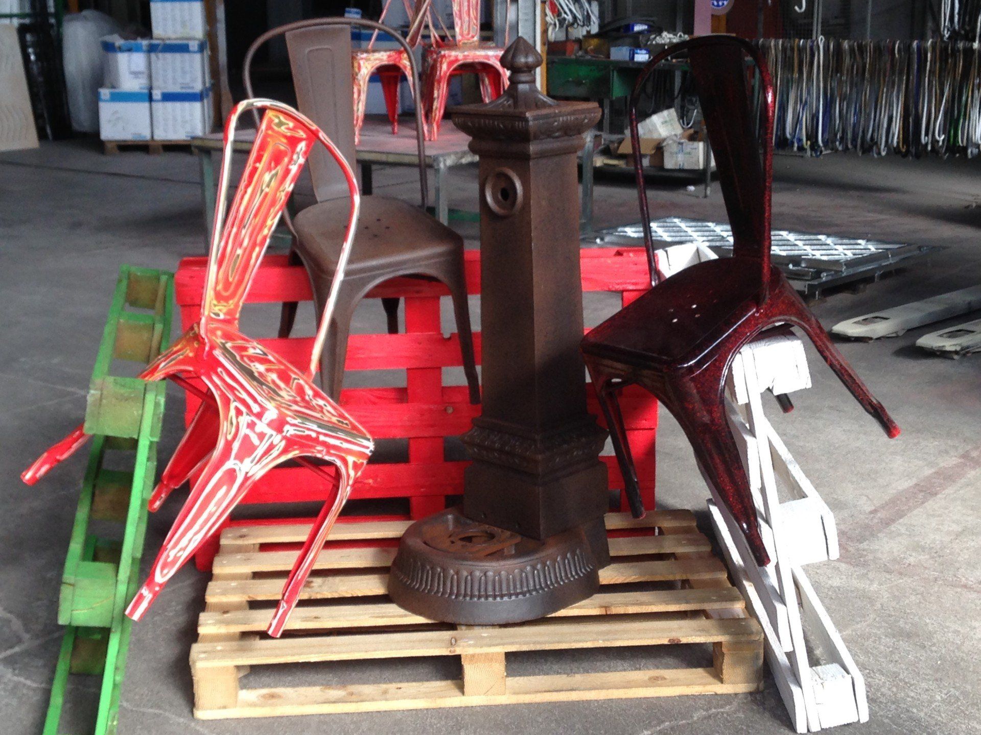 Un gruppo di sedie è appoggiato su un pallet di legno