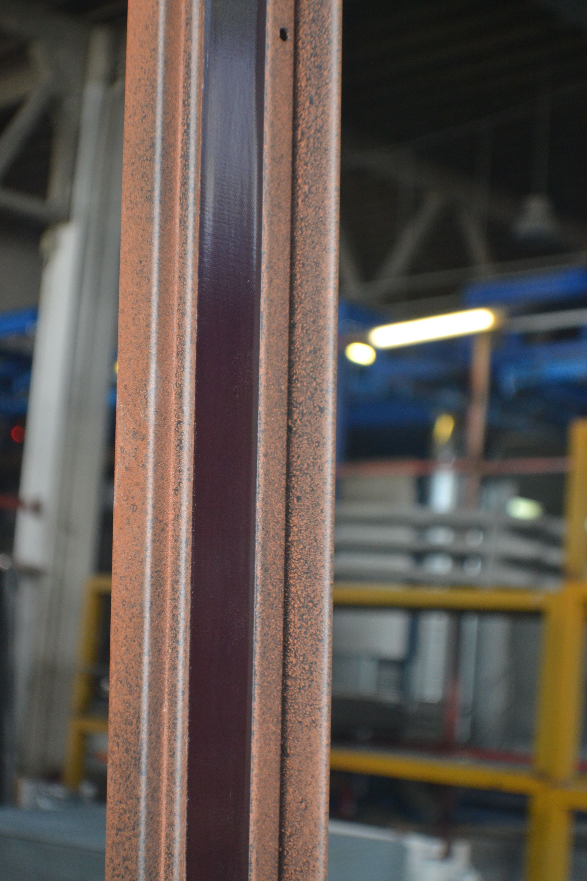 Primo piano di un palo di metallo in una fabbrica.