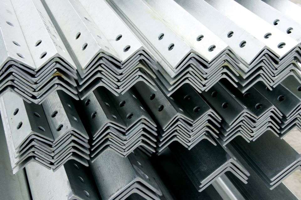 Un mucchio di pezzi di metallo accatastati uno sopra l'altro