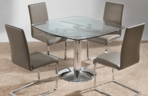 un tavolo di cristallo e 4 sedie