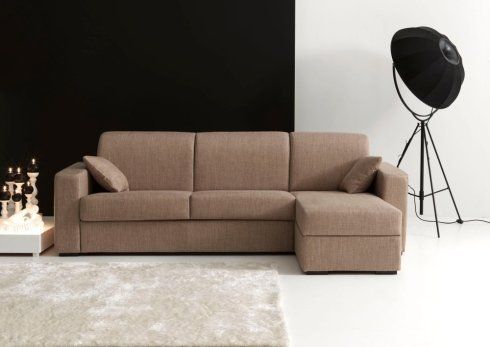 un divano angolare color marrone
