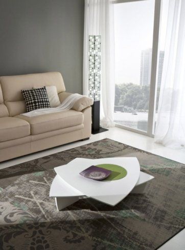 tavolino bianco e un divano beige con dei cuscini