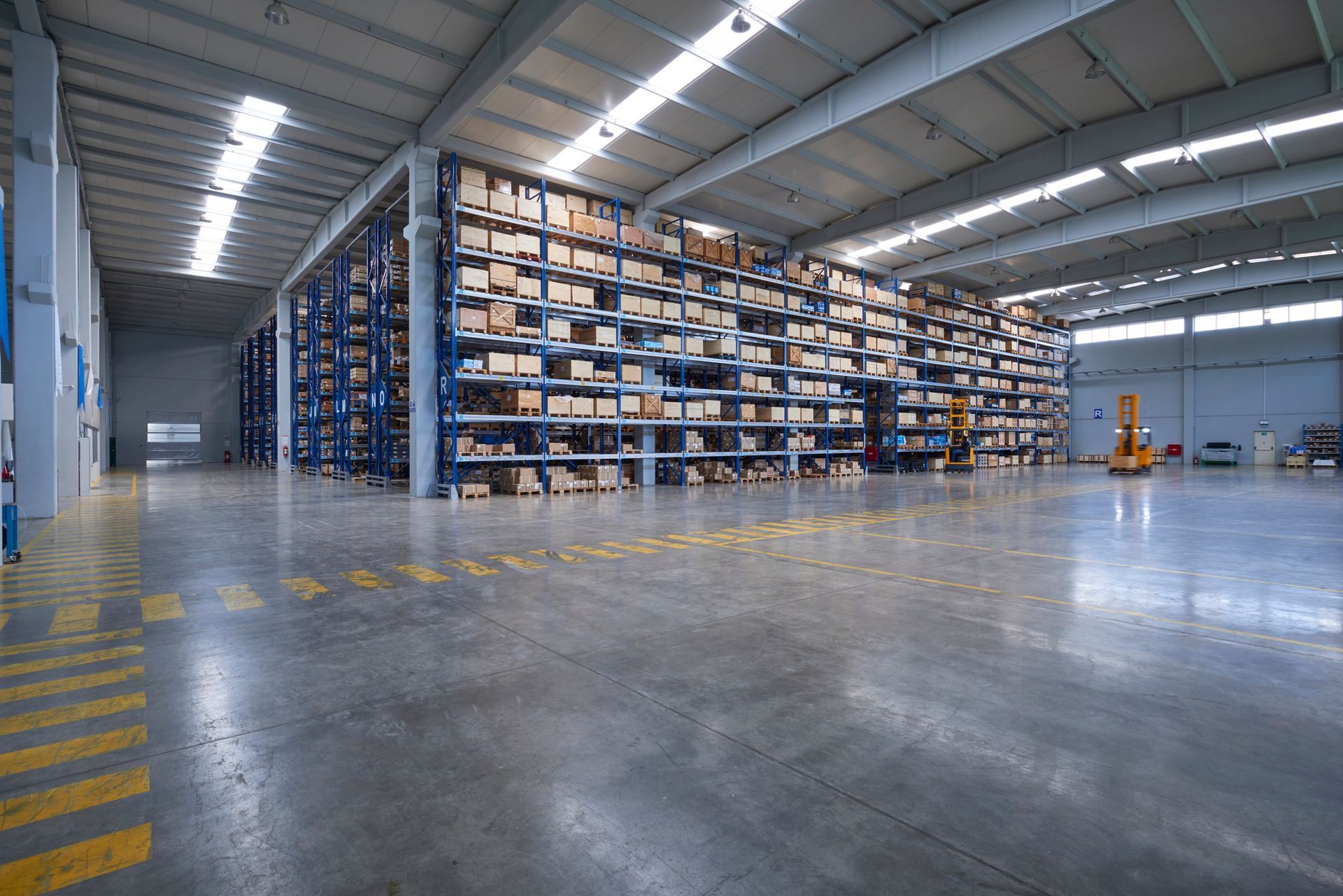 A large warehouse filled with lots of shelves and boxes.