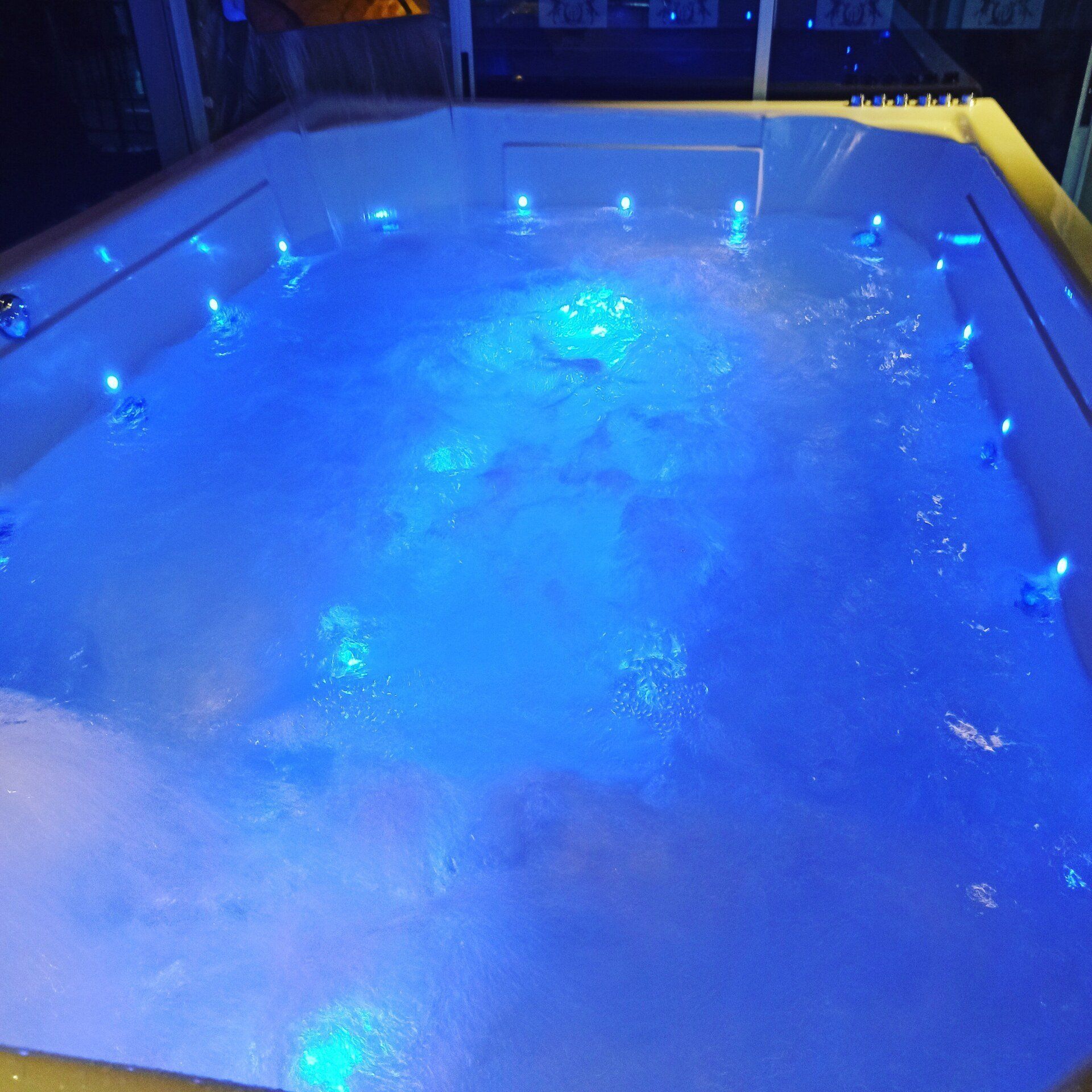 Imporpiscinas S.A.S. jacuzzi con luces