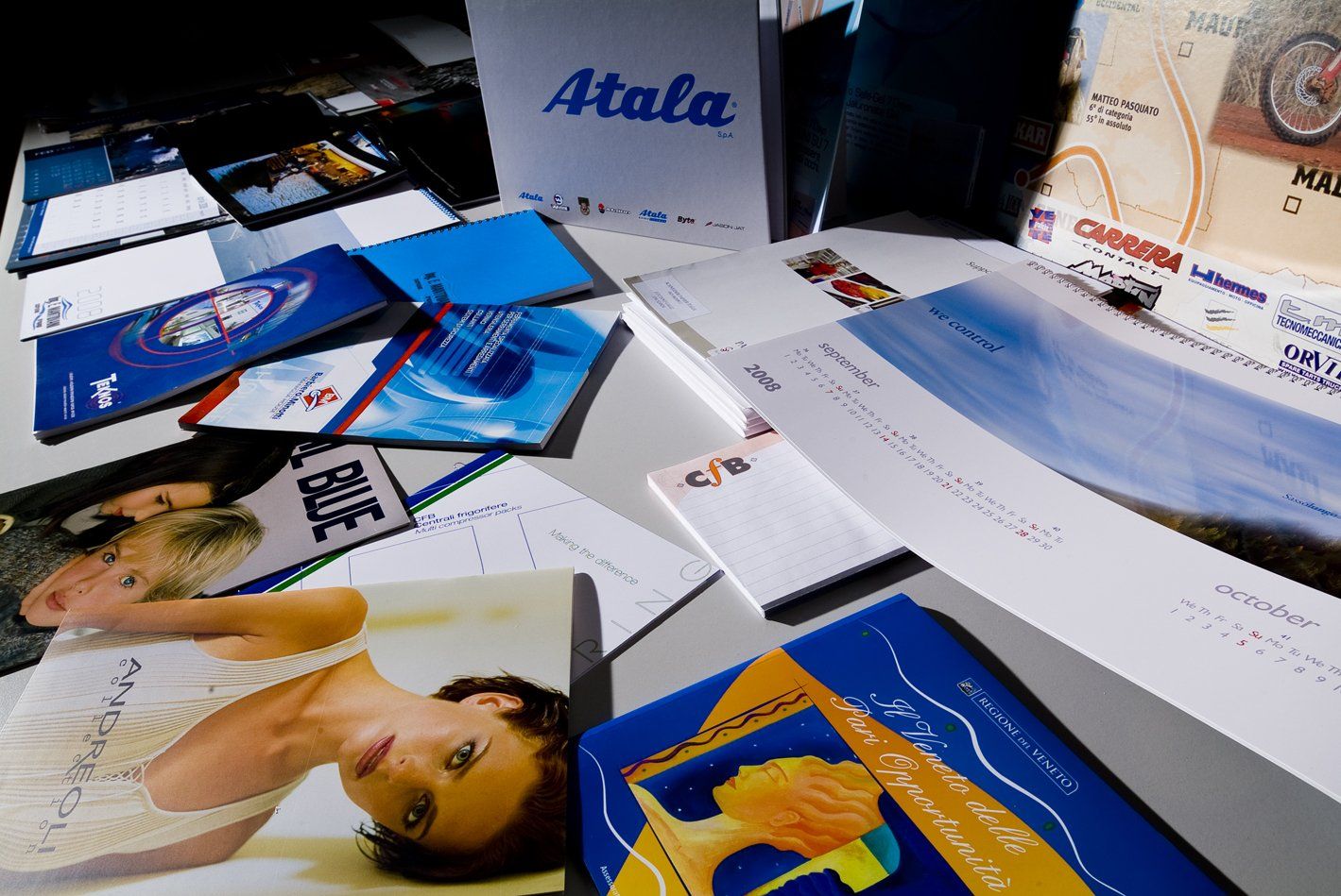 dei macchinari da stampa color bianco e rosso