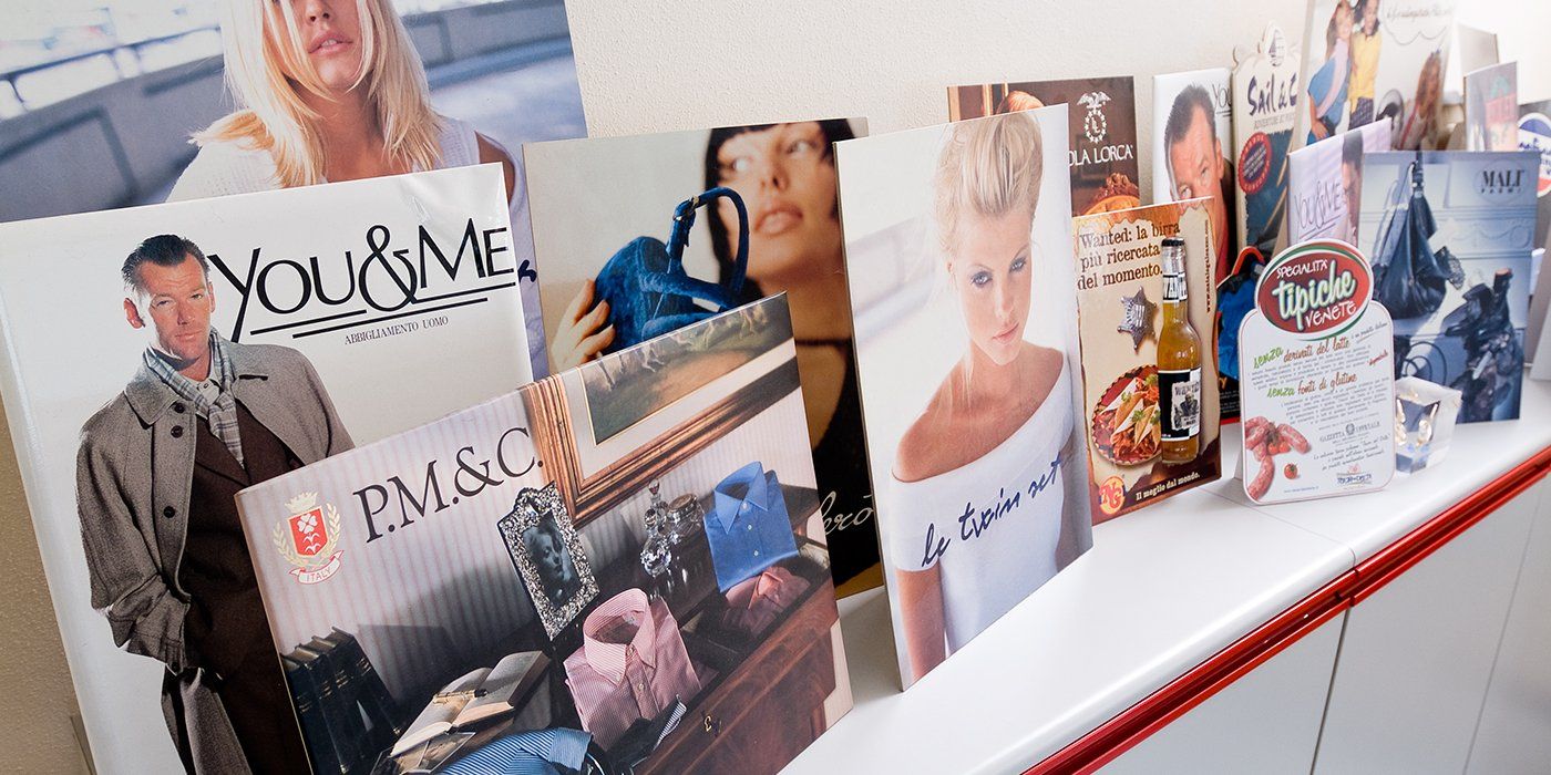 una serie di brochure pubblicitarie di ogni genere