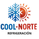 Puerta de madera con rueda de carreta;