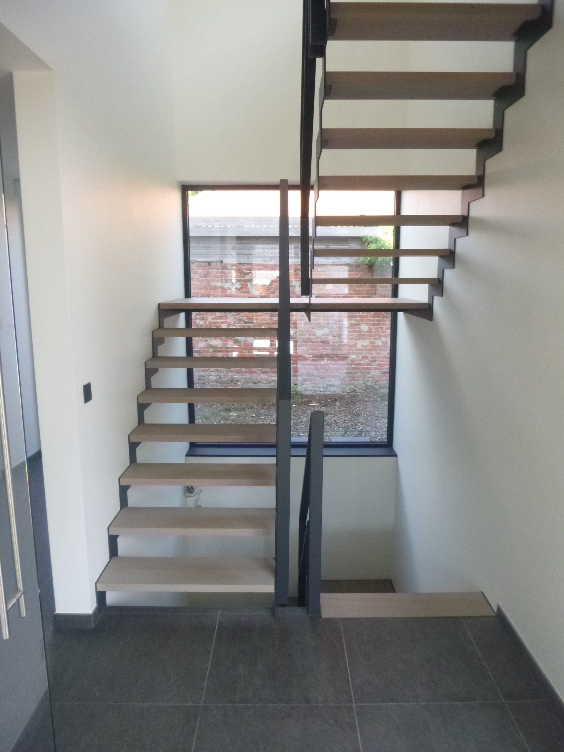 Moderne crepi woning met thuiskantoor en inpandig terras  in Diest - trappenhal - Architectengroep Janssens