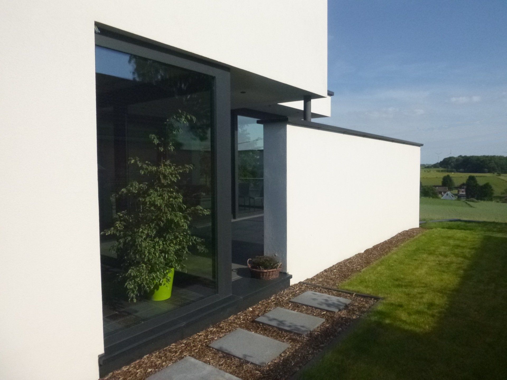 Moderne crepi woning met thuiskantoor en inpandig terras  in Diest - zijaanzicht3 - Architectengroep Janssens
