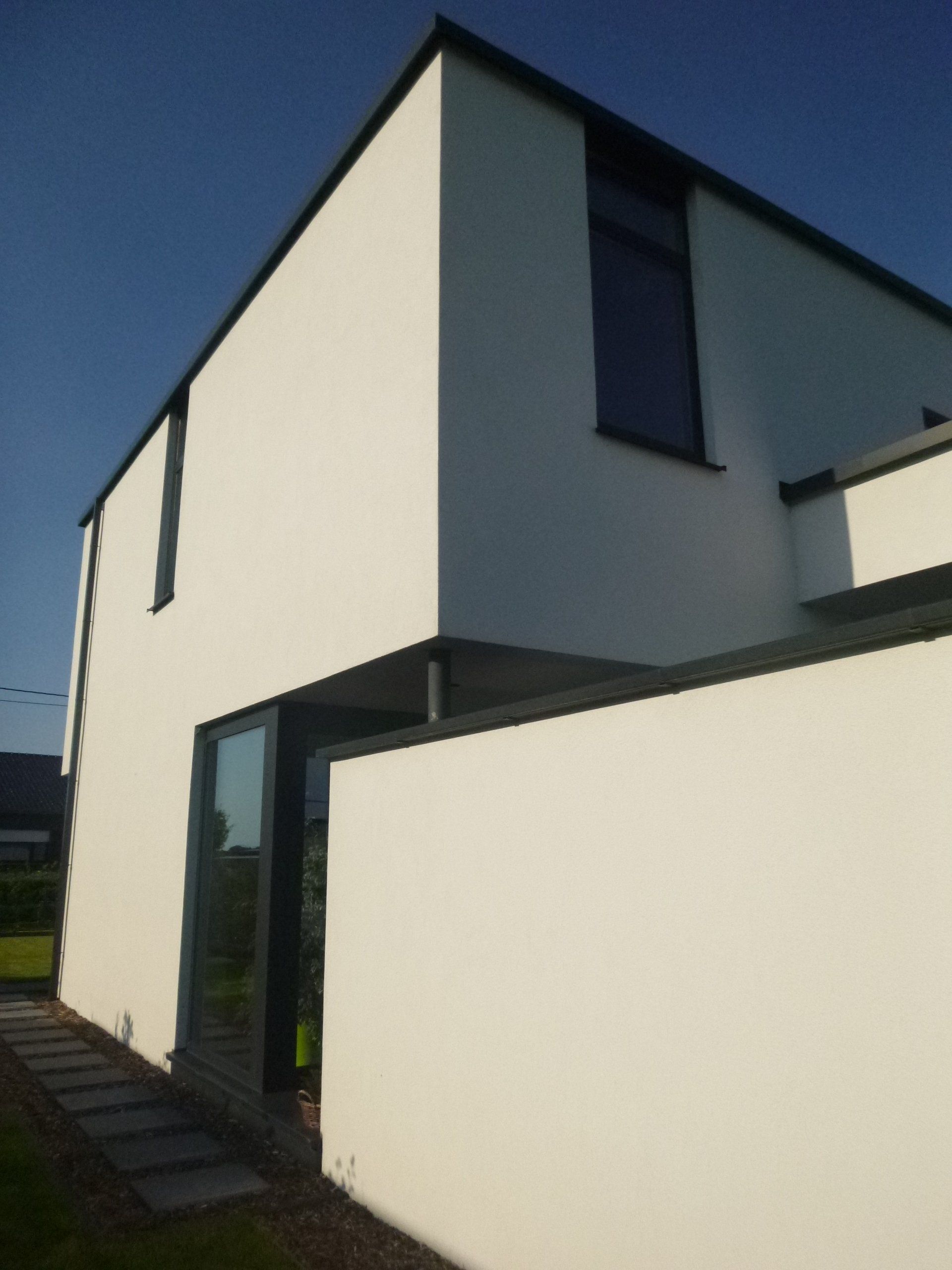 Moderne crepi woning met thuiskantoor en inpandig terras  in Diest - zijaanzicht2 - Architectengroep Janssens