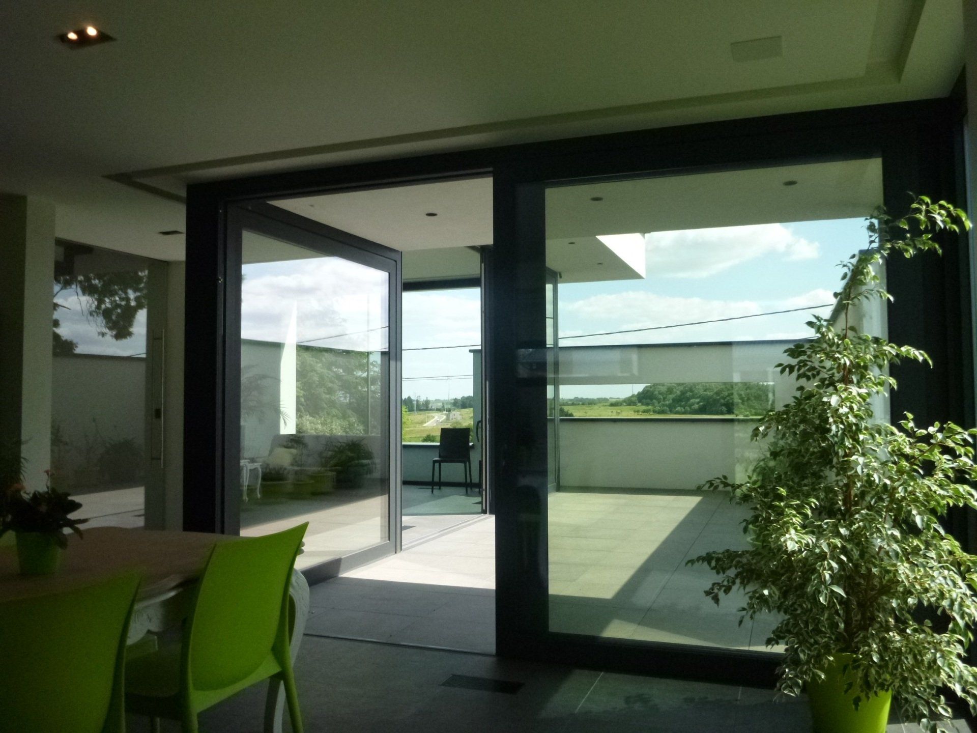 Moderne crepi woning met thuiskantoor en inpandig terras  in Diest - keuken - Architectengroep Janssens