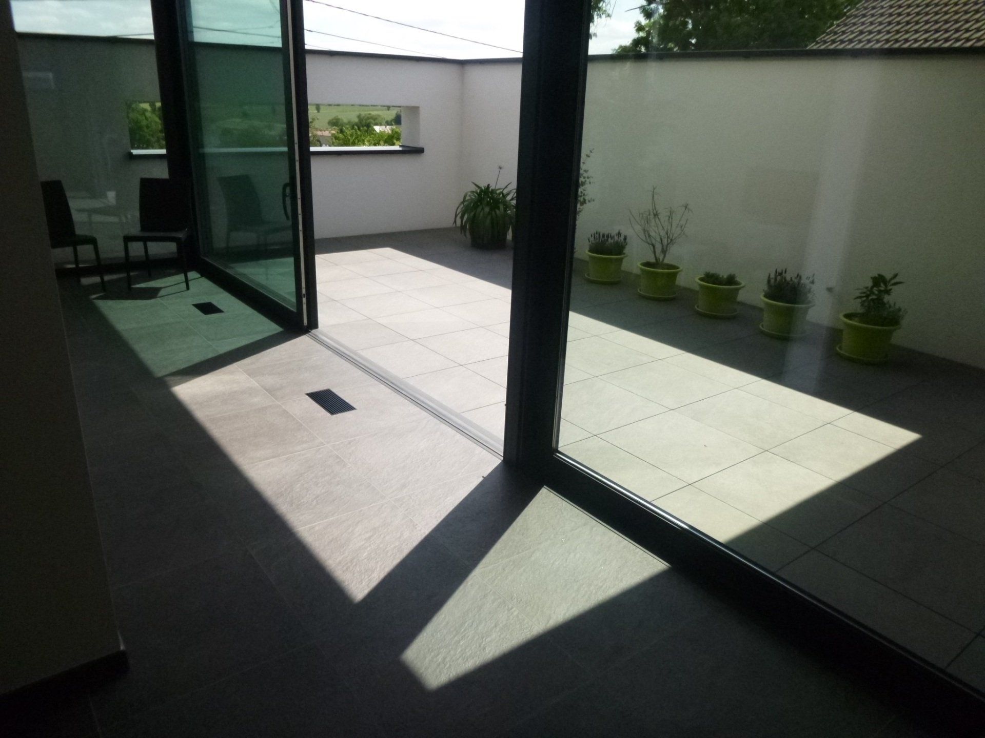 Moderne crepi woning met thuiskantoor en inpandig terras  in Diest - leefruimte - Architectengroep Janssens