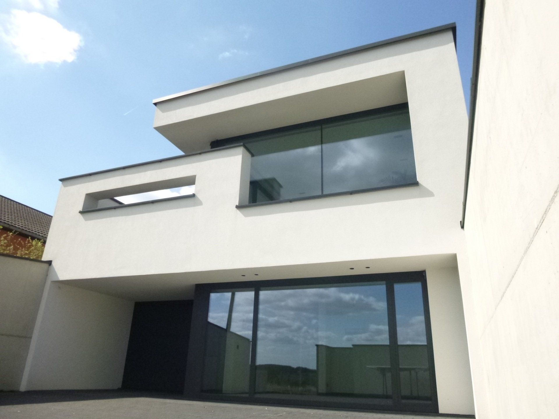 Moderne crepi woning met thuiskantoor en inpandig terras  in Diest - vooraanzicht2 - Architectengroep Janssens