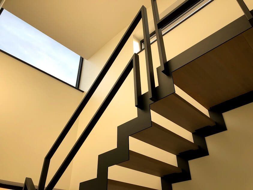 Moderne crepi woning met thuiskantoor en inpandig terras  in Diest - ramen in trappenhal - Architectengroep Janssens