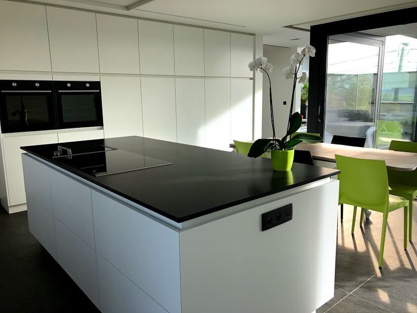 Moderne leefkeuken met kookeiland granieten werkblad - Architectengroep Janssens