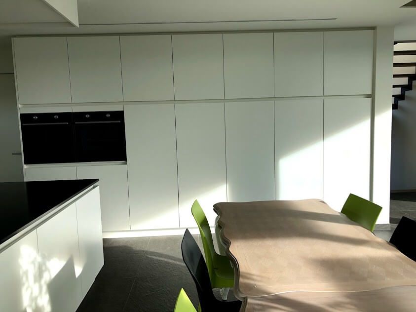 Moderne leefkeuken met strakke kastenwand - Architectengroep Janssens