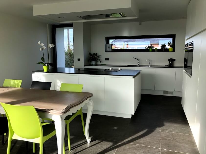 Moderne crepi woning met thuiskantoor en inpandig terras  in Diest - leefkeuken in graniet - Architectengroep Janssens