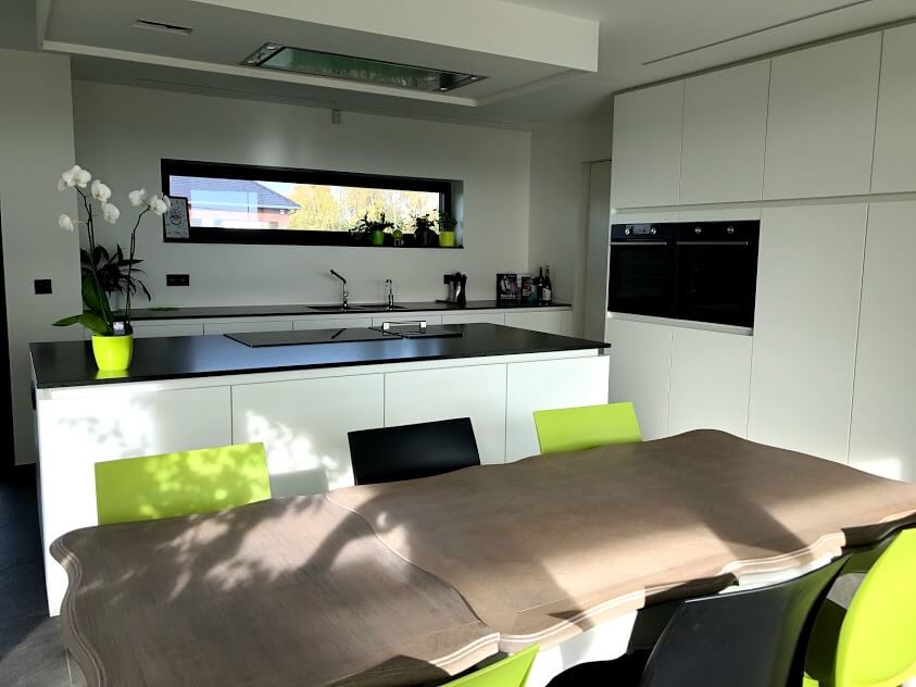 Moderne crepi woning met thuiskantoor en inpandig terras  in Diest - moderne leefkeuken - Architectengroep Janssens