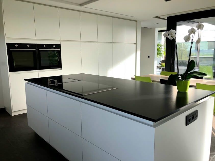 Moderne crepi woning met thuiskantoor en inpandig terras  in Diest - leefkeuken met keukeneiland - Architectengroep Janssens