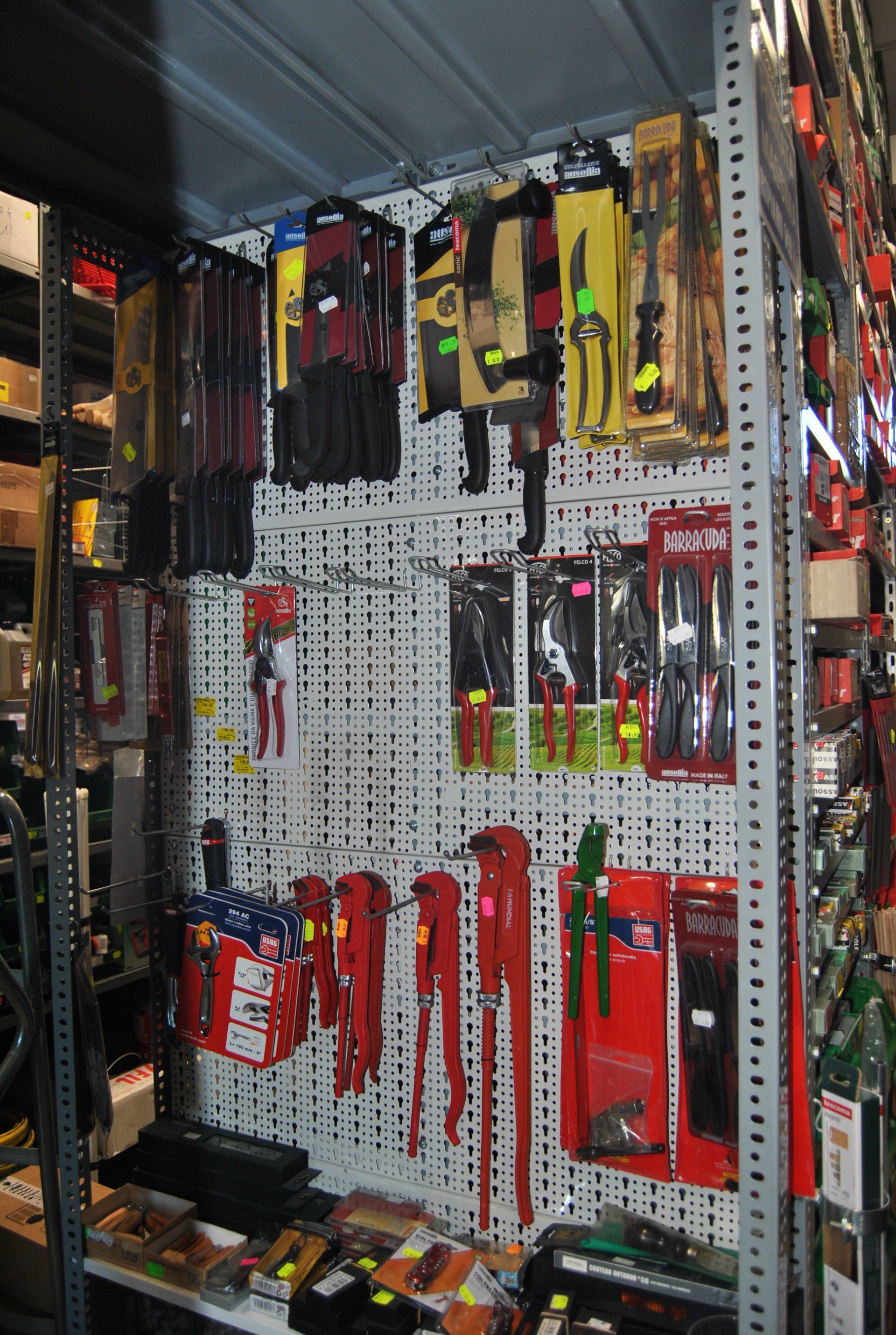 coltelleria e chiavi inglesi