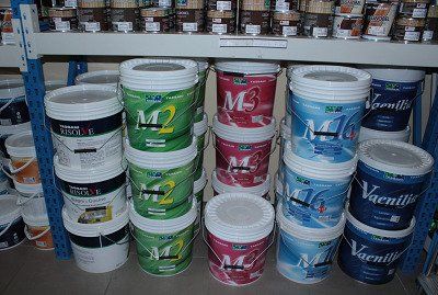 Barattoli di vernice