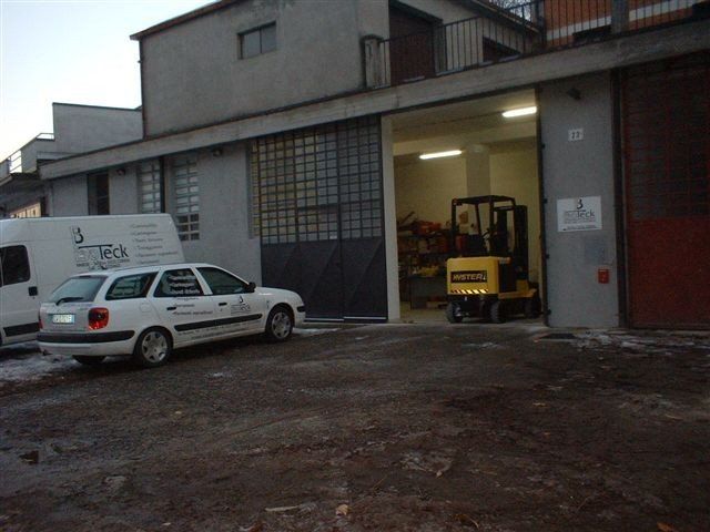 Le automobili davanti all'azienda