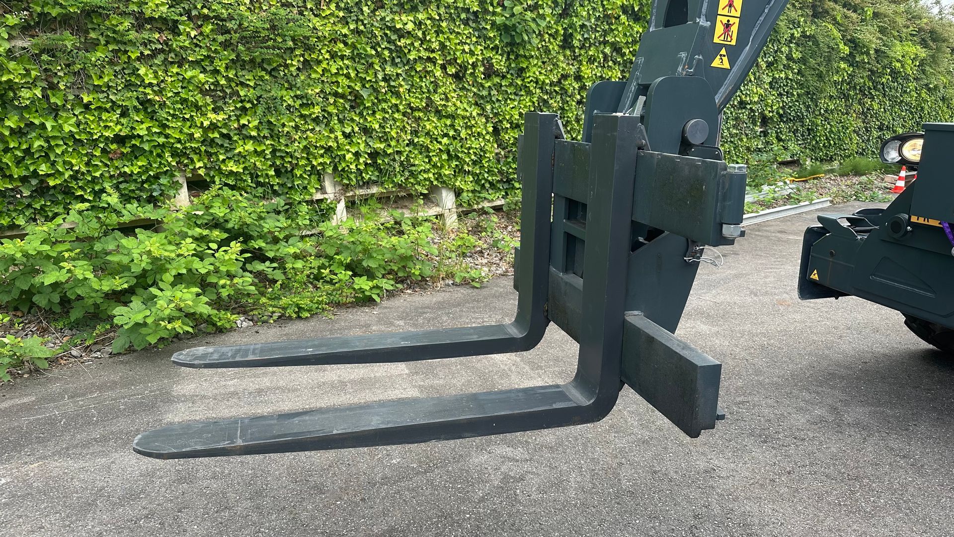 Ein Paar Gabeln wird befestigt