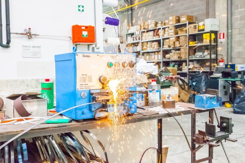 Macchinario per affilatura coltelli