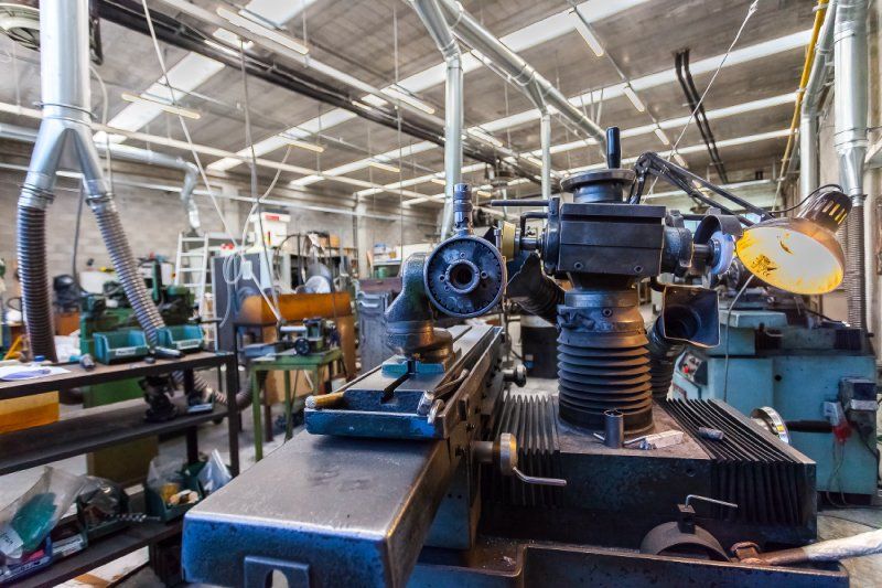 Ditta con macchinari per affilare coltelli