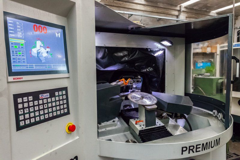 Macchinario per affilare coltelli