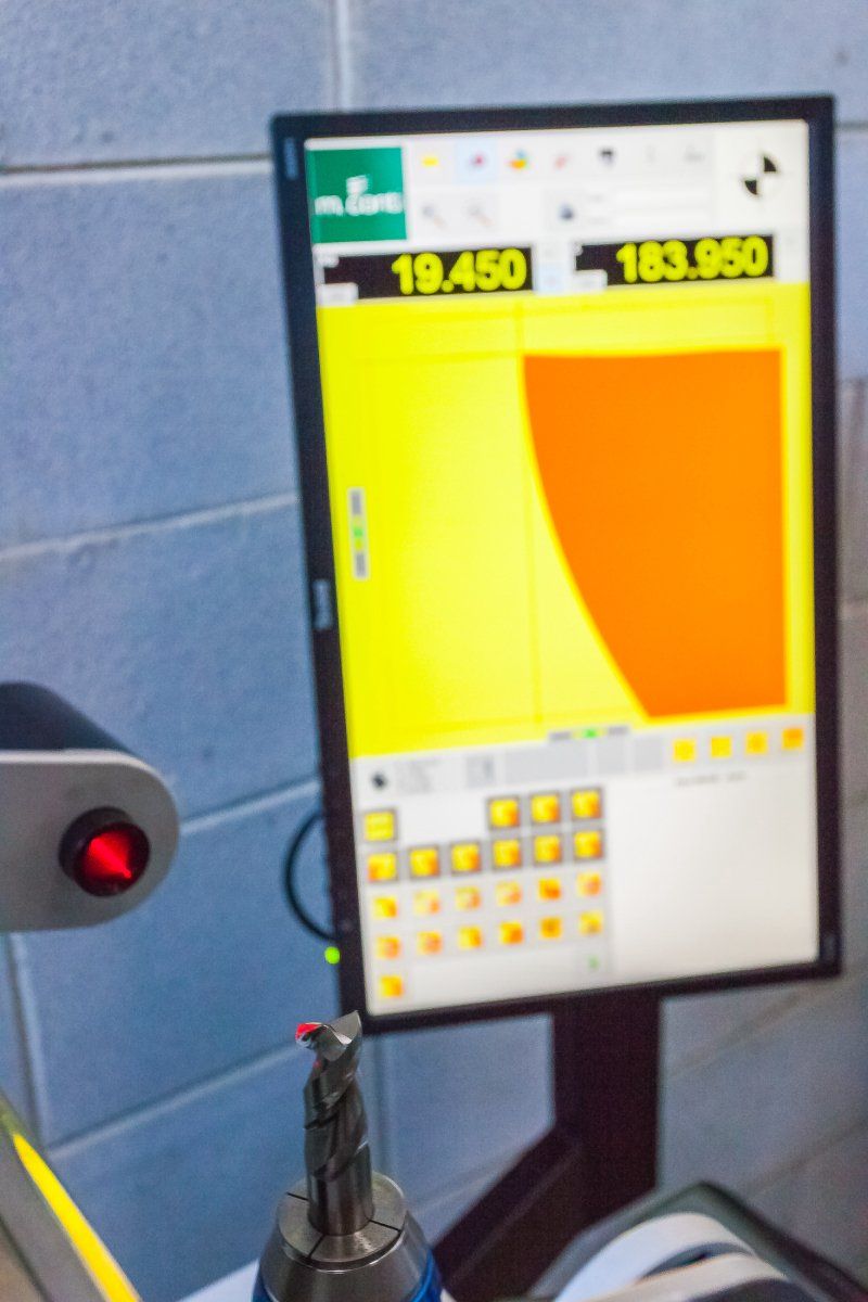 Schermo touch di un macchinario per affilare