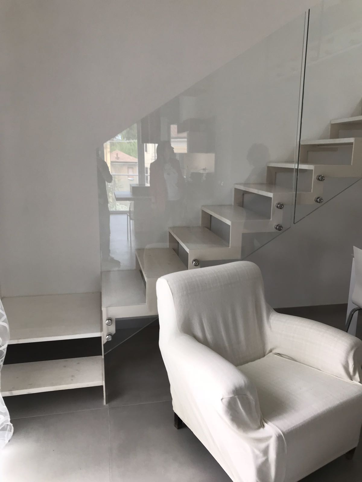 parapetto vetro scala bianca