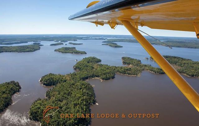 What is the experience of fly-in fishing at Oak Lake Lodge?