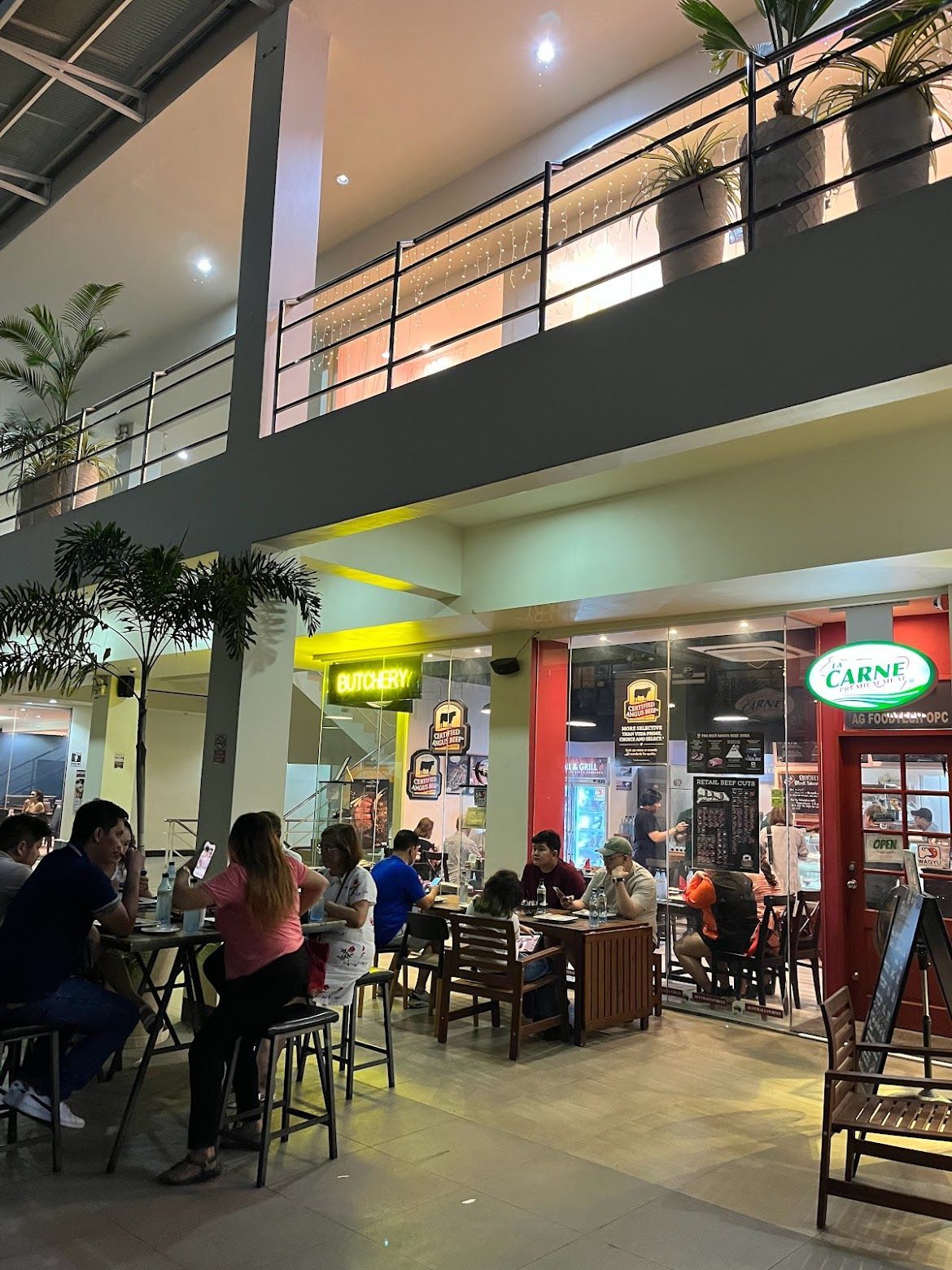 A group of people are sitting at tables in a restaurant.