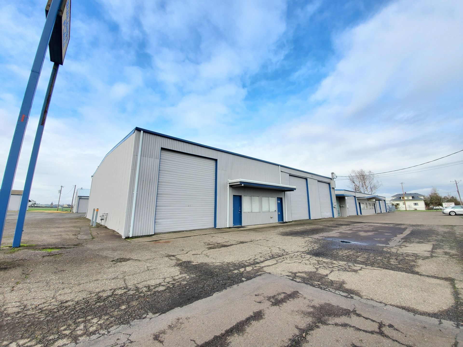 Three Lakes Storage in Albany Oregon – exterior and sign.