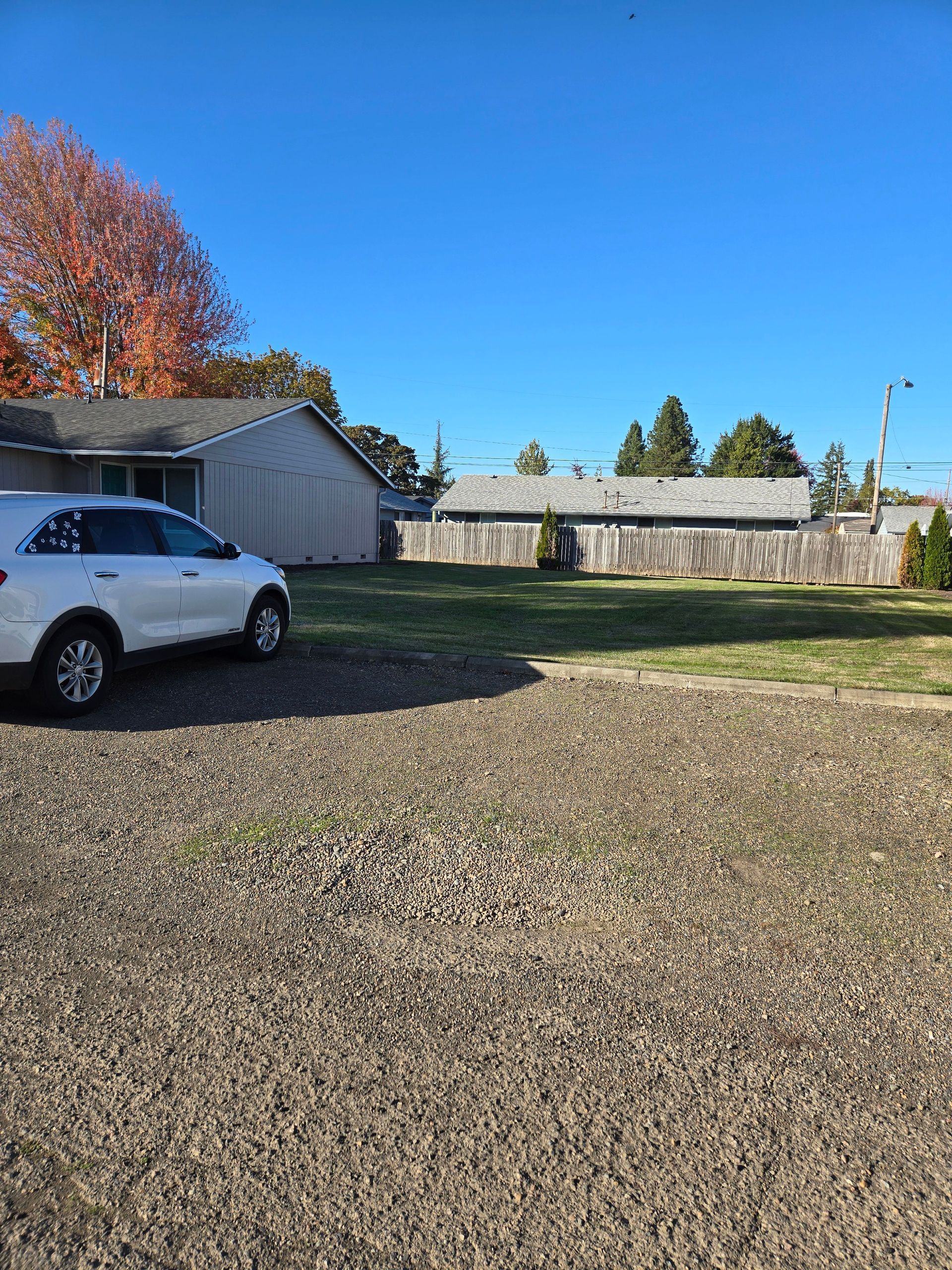 Jackson Duplexes in Albany Oregon – yard and side exterior of the property -2.