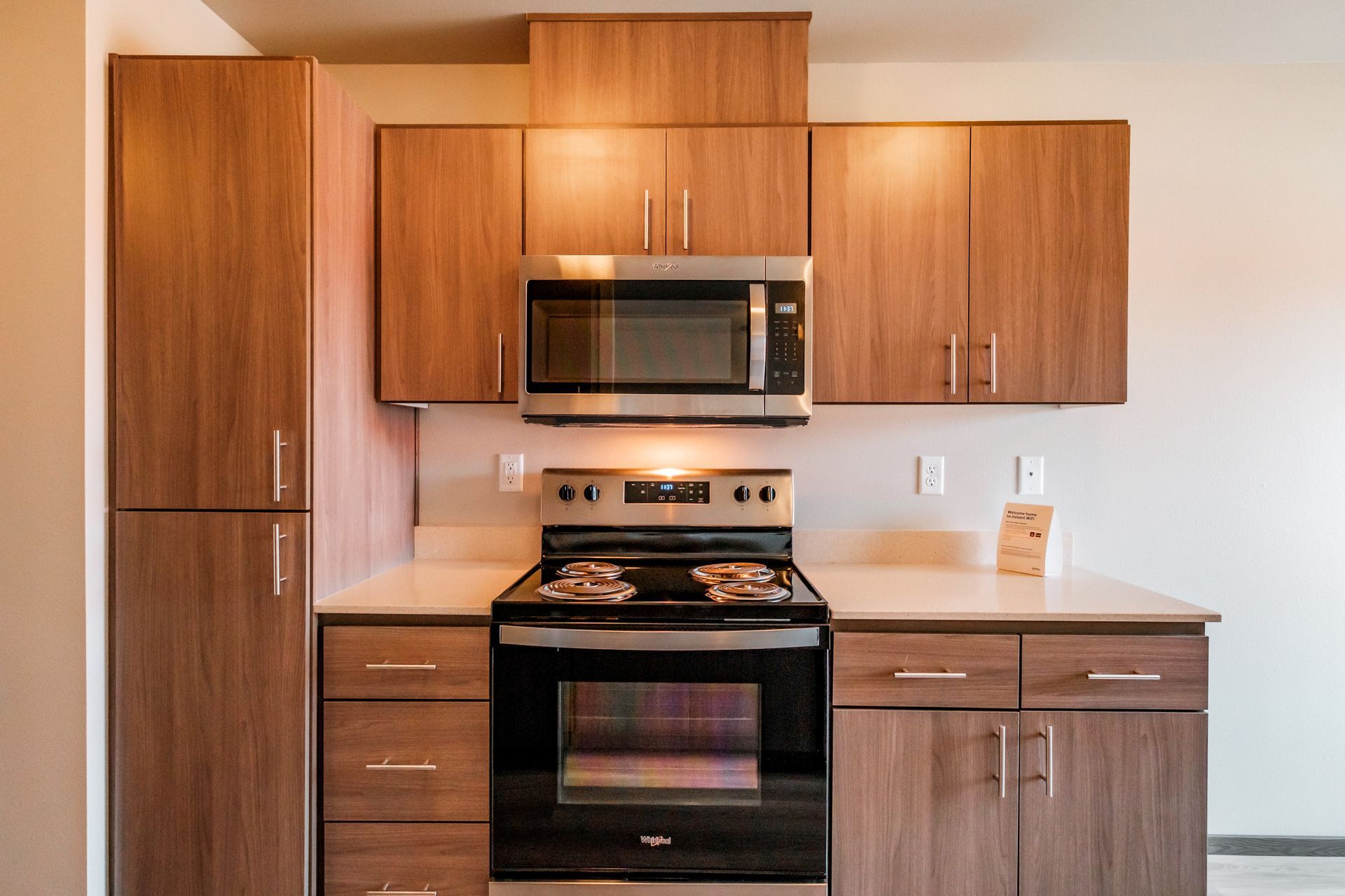 4 Corners Apartments in Salem Oregon, near Oregon State Capital - one-bedroom one-bathroom – kitchen fox-wood cabinets, stove