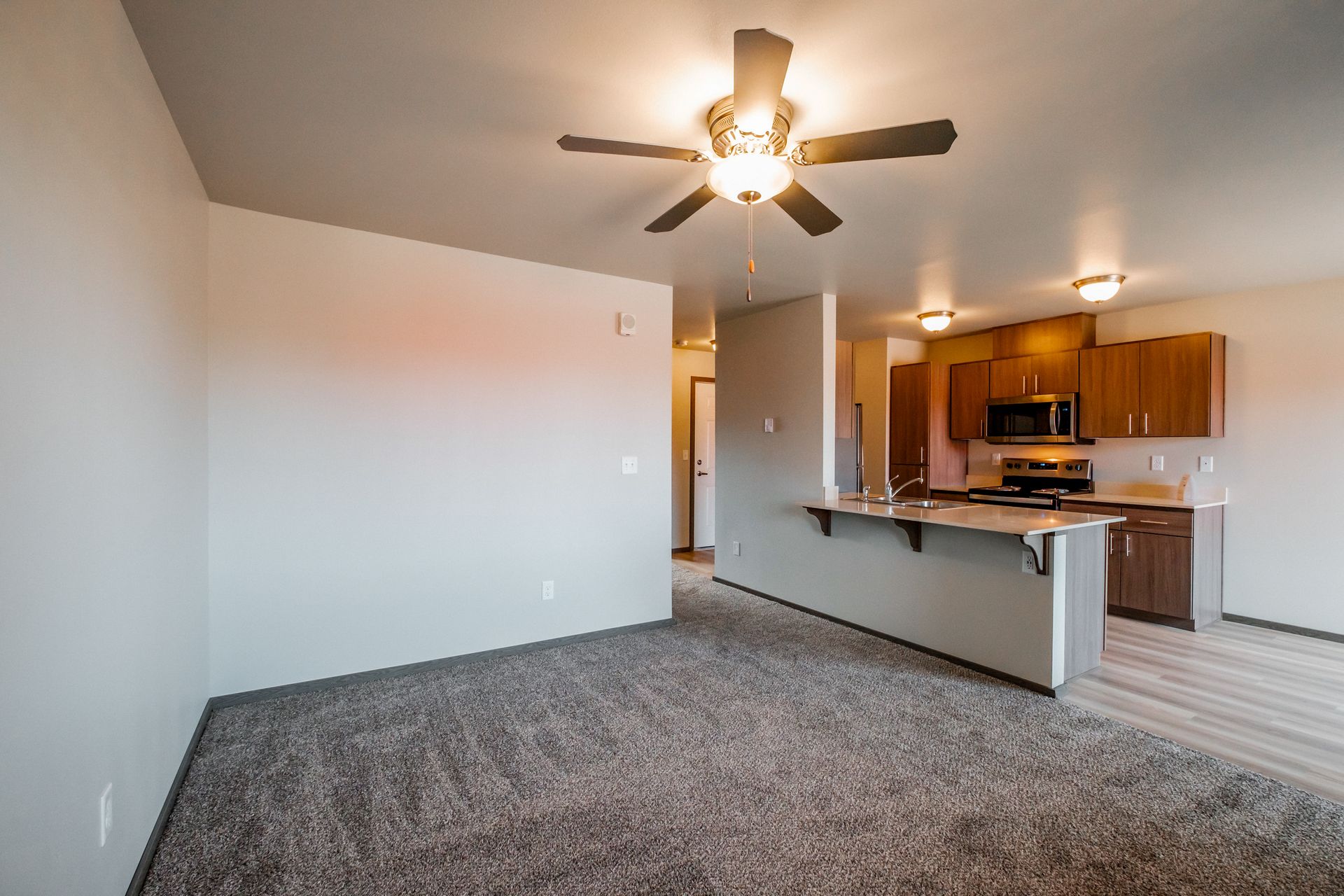4 Corners Apartments in Salem Oregon, near Oregon State Capital - one-bedroom one-bathroom – living room, kitchen, front.