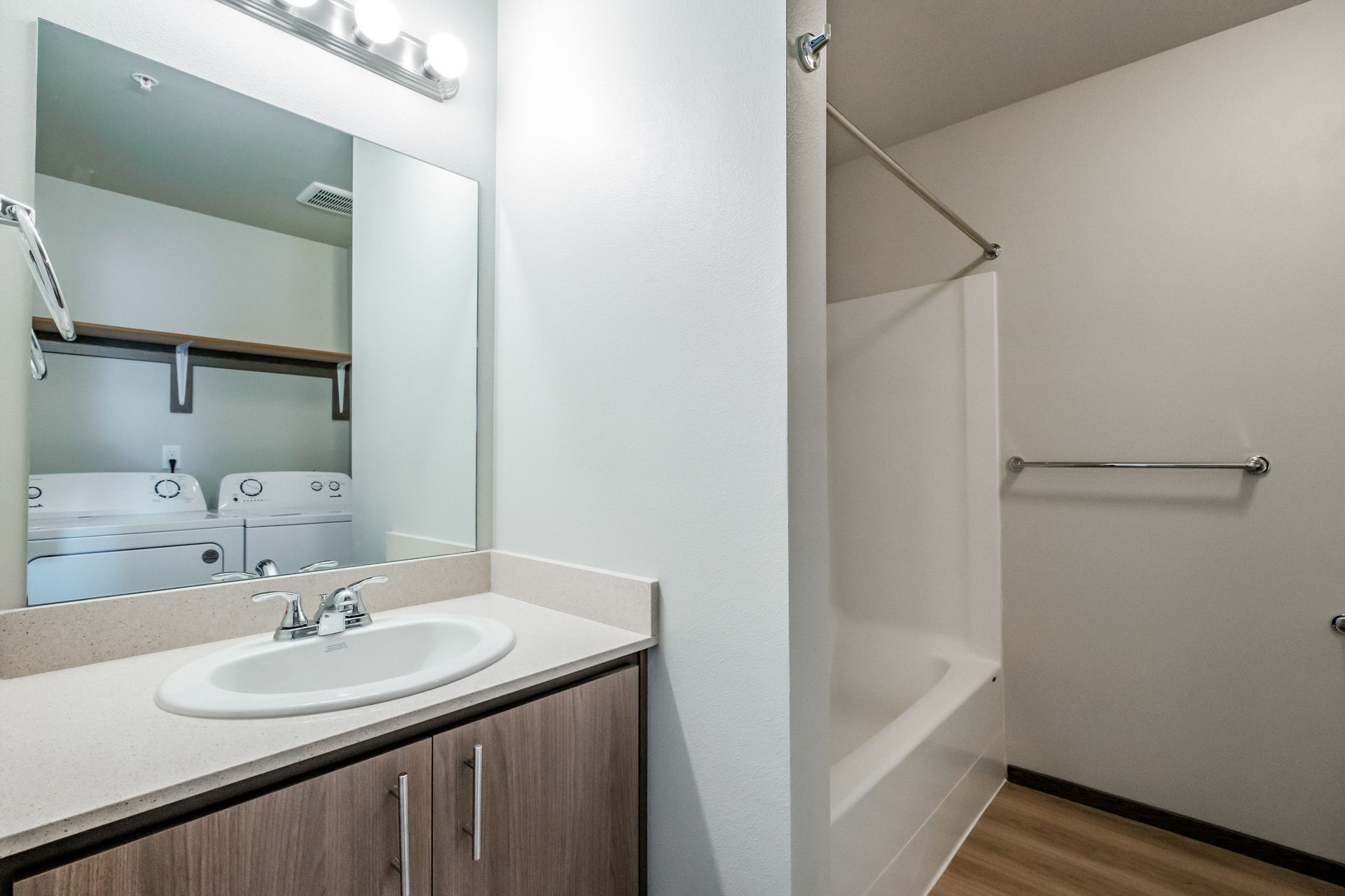 4 Corners Apartments in Salem Oregon, near Oregon State Capital - one-bedroom one-bathroom – bathroom.