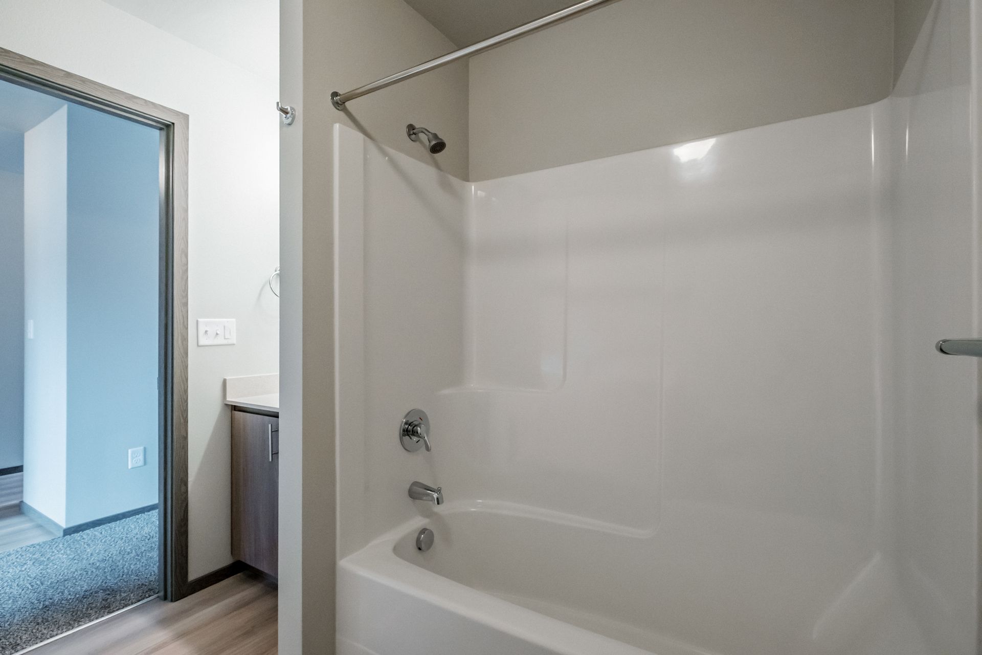 4 Corners Apartments in Salem Oregon, near Oregon State Capital - one-bedroom one-bathroom – Shower.