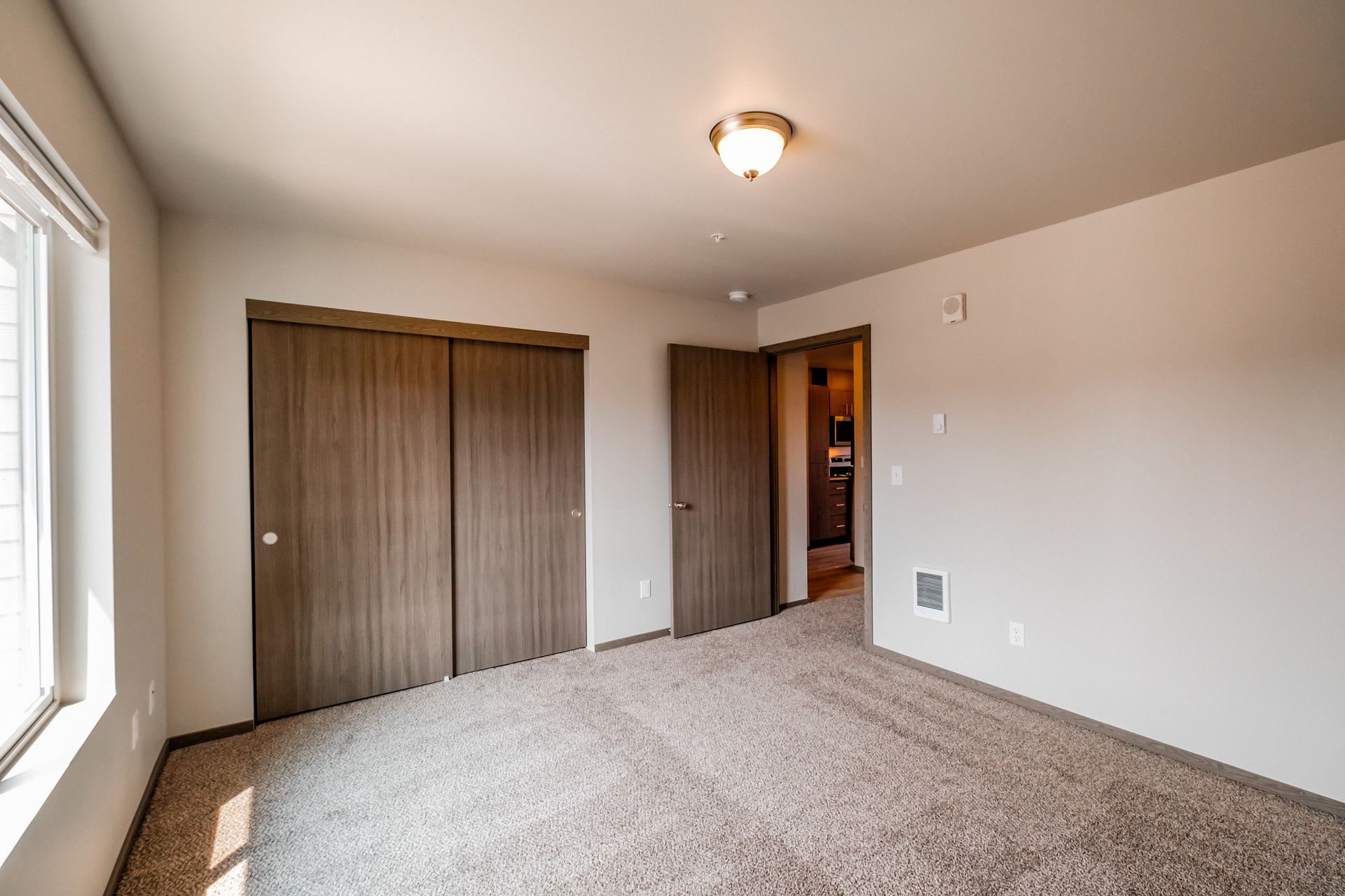 4 Corners Apartments in Salem Oregon, one-bedroom one-bathroom – bedroom door and closet.