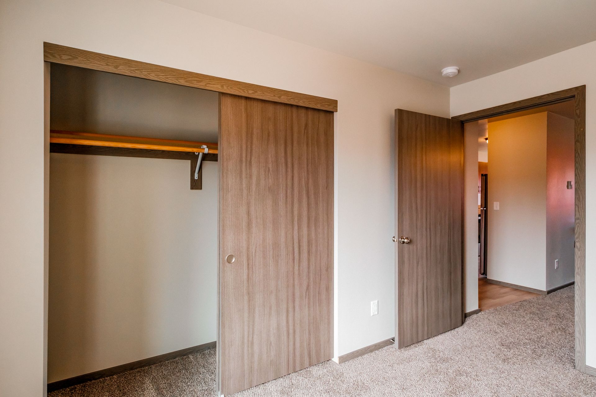 4 Corners Apartments in Salem Oregon, one-bedroom one-bathroom – bedroom closet.