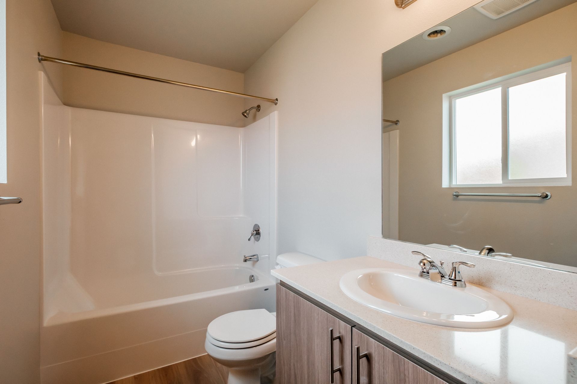4 Corners Apartments in Salem Oregon, near Oregon State Capital - two-bedroom two-bathroom – bathroom – 2.